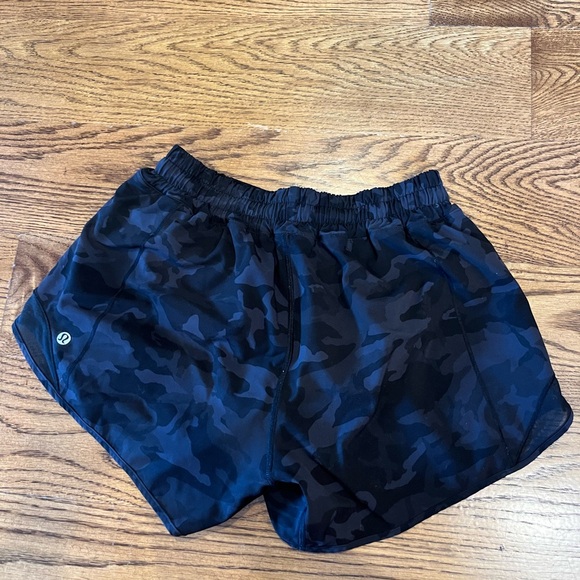 Lululemon hotty hot shorts 4” Camo - Picture 2 of 3